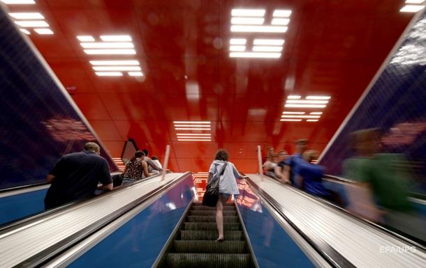 В Мюнхене задержали мужчину, который облизывал поручни в метро